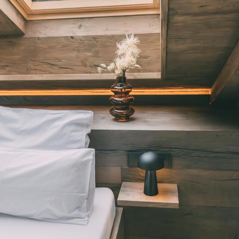 LIVALPIN Hideaway - Two-Bedroom Chalet with Balcony and Mountain View - 18