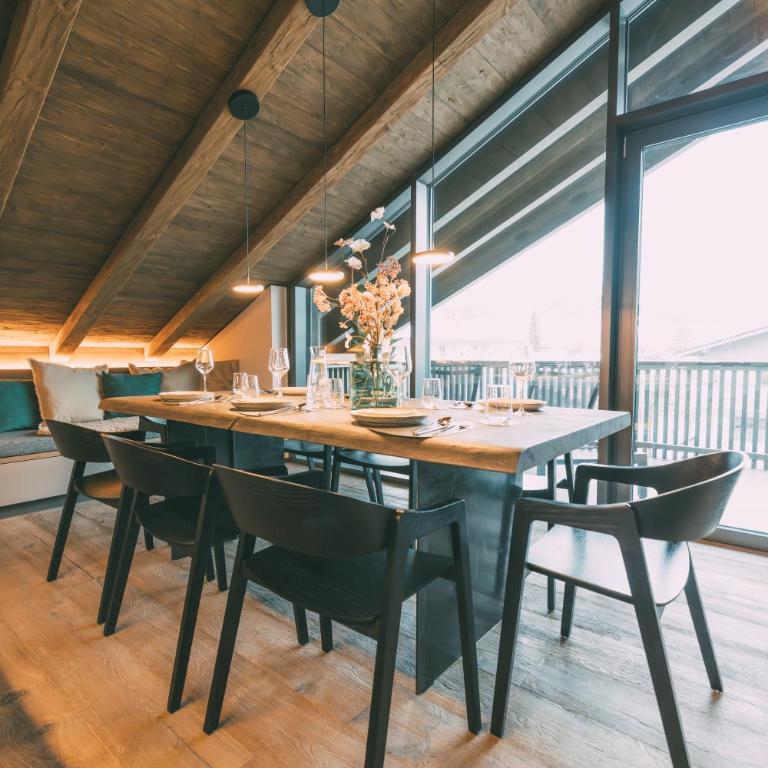 LIVALPIN Hideaway - Two-Bedroom Chalet with Balcony and Mountain View - 3