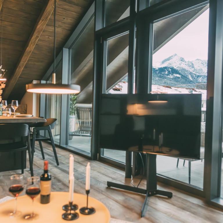 LIVALPIN Hideaway - Two-Bedroom Chalet with Balcony and Mountain View - 4
