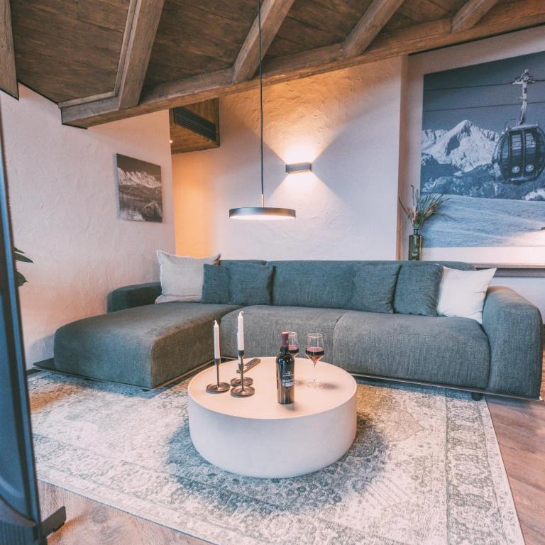 LIVALPIN Hideaway - Two-Bedroom Chalet with Balcony and Mountain View - 26