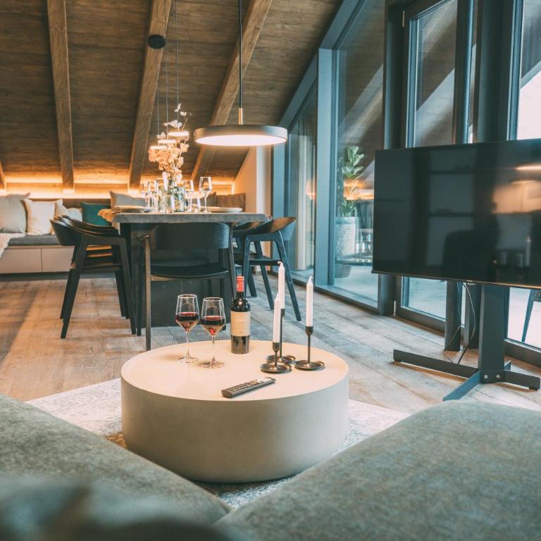 LIVALPIN Hideaway - Two-Bedroom Chalet with Balcony and Mountain View - 20