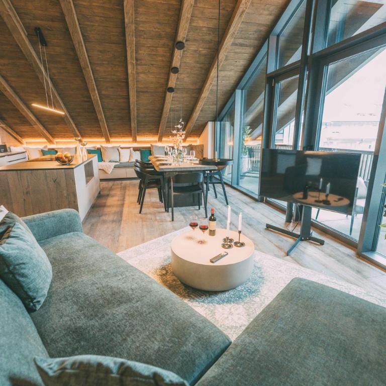 LIVALPIN Hideaway - Two-Bedroom Chalet with Balcony and Mountain View - 35