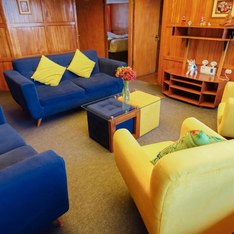 WARM AND CENTRAL HOUSE WITH SPECTACULAR VIEW OF CUSCO - Habitación con cama grande - 18