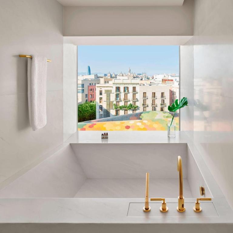 The Barcelona EDITION - Loft Corner Suite, 1 King - 4