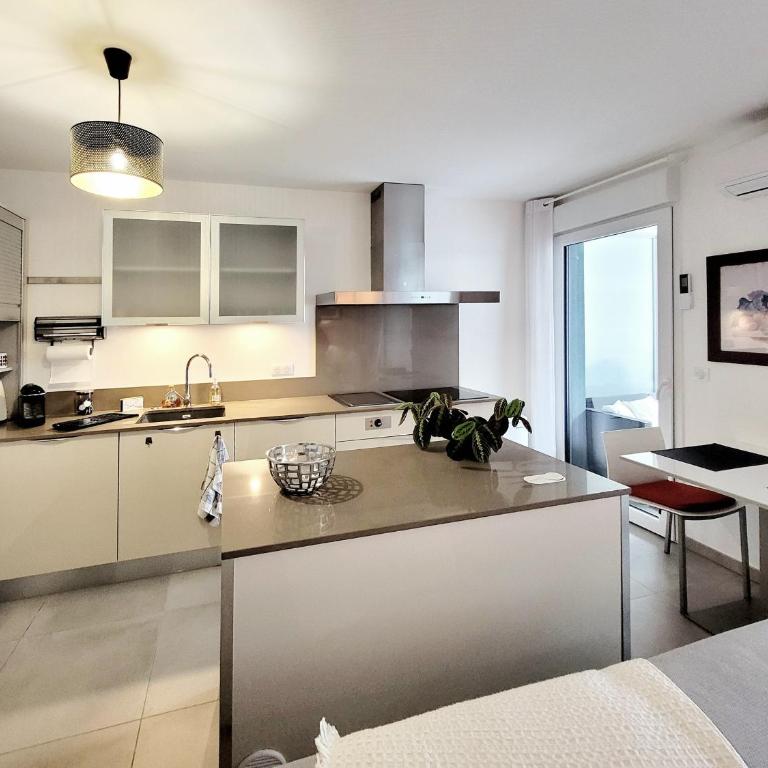 T3 moderne avec clim et wifi, proche port et mer, box fermé - FR-1-794-157 - Appartement - 5