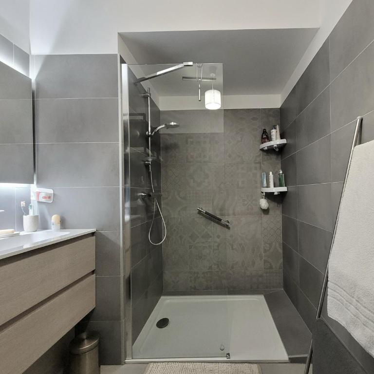 T3 moderne avec clim et wifi, proche port et mer, box fermé - FR-1-794-157 - Appartement - 10