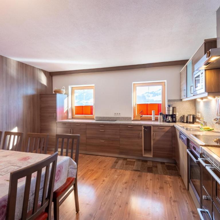 Chalet in Mayrhofen near Ski Slopes - Ferienhaus mit 6 Schlafzimmern - 11