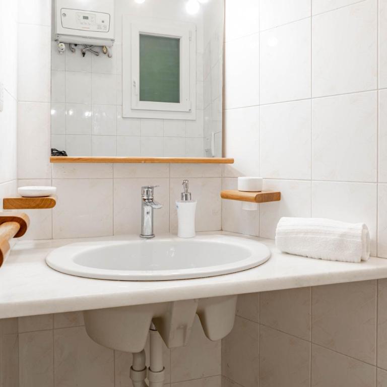 H11 CASA GIULIETTA Sanremo - Two-Bedroom Apartment with Balcony - 12