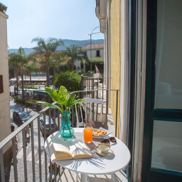 Grace Suites Sorrento - King Room with Spa Bath - 1