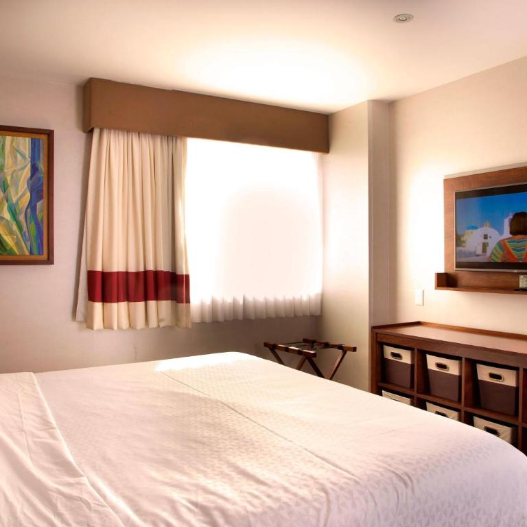 Four Points by Sheraton Queretaro Norte - Guest room, 1 King, Sofa bed, Antea view, City view - 4
