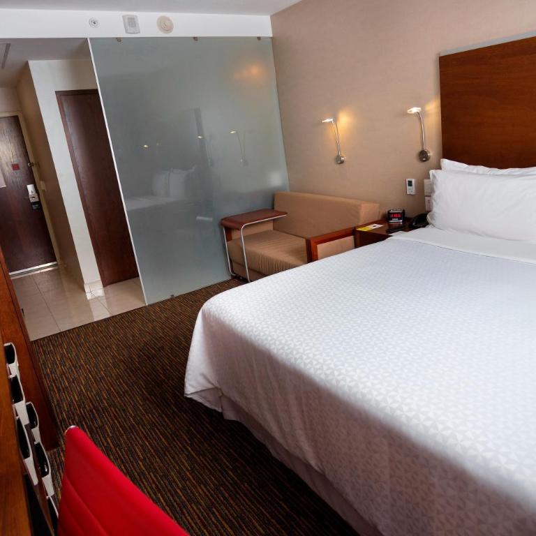 Four Points by Sheraton Queretaro Norte - Guest room, 1 King, Sofa bed, Antea view, City view - 2