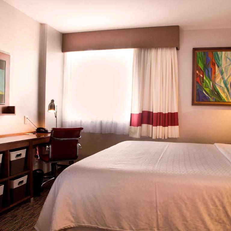 Four Points by Sheraton Queretaro Norte - Guest room, 1 King, Sofa bed, Antea view, City view - 3