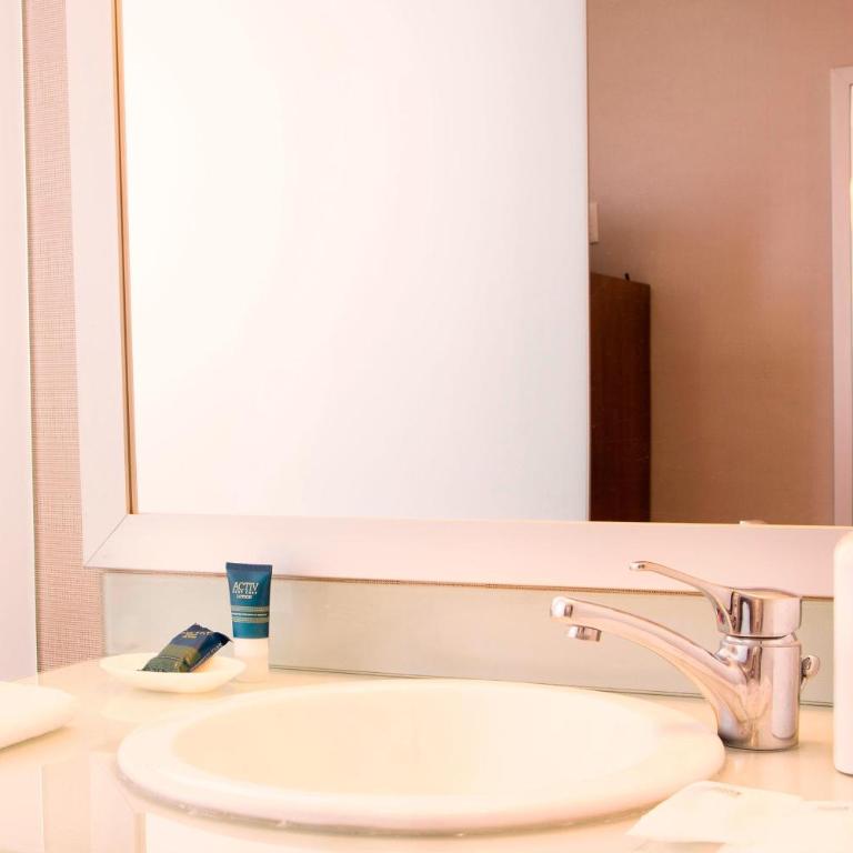 Four Points by Sheraton Queretaro Norte - Guest room, 1 King, Sofa bed, Antea view, City view - 5