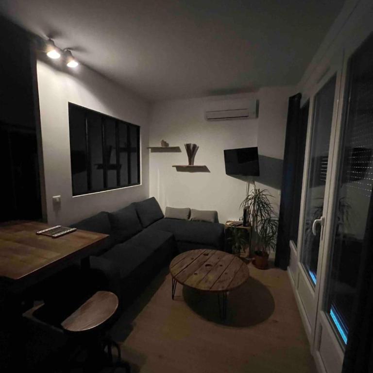 FLC - Charming Studio Parking - 4 Guests - One-Bedroom Apartment - 10