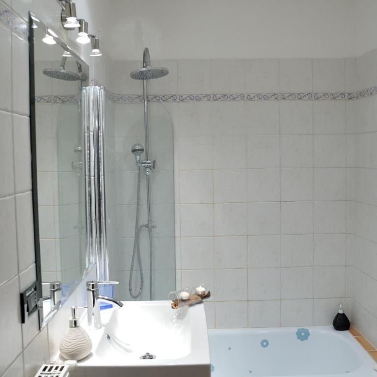 Aquarius Inn - Triple Room with Private External Bathroom - 1