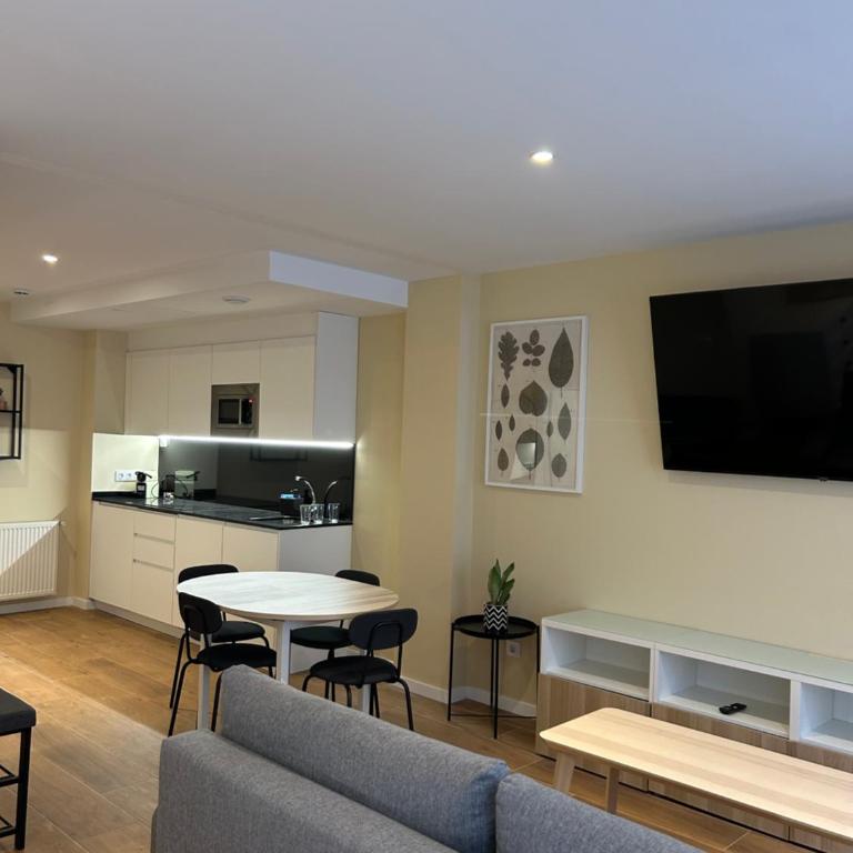 Apartamentos Turisticos Aeropuerto Barajas - Estudio con cama grande adaptado para personas con movilidad reducida - 2