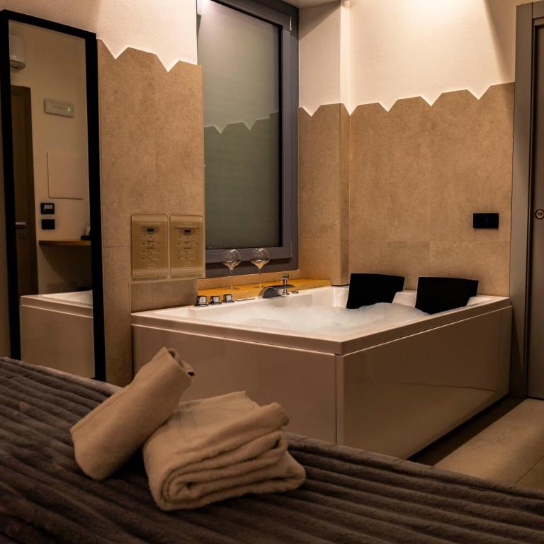 Sardinian Days - Suites & Rooms - King Room with Spa Bath - 21