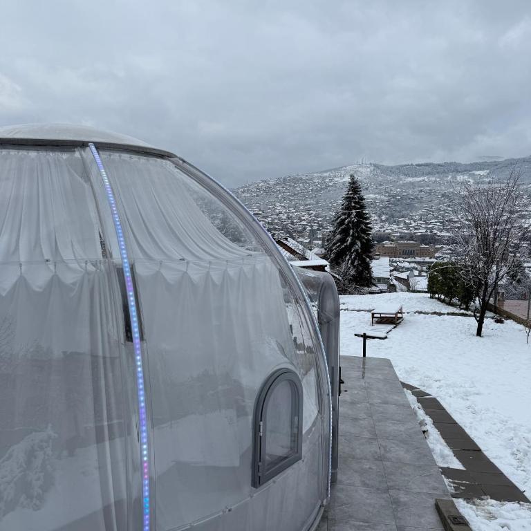 Igloo glamping dome Sarajevo - Deluxe One-Bedroom Apartment with City View - 12