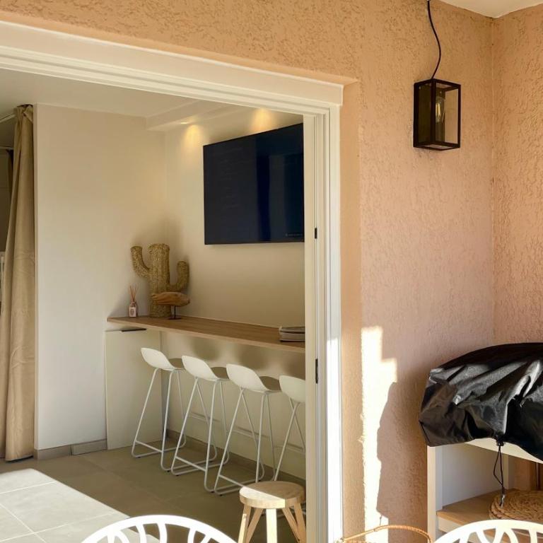 Proche St Tropez refait à neuf bord de plage et piscine - One-Bedroom Apartment - 7