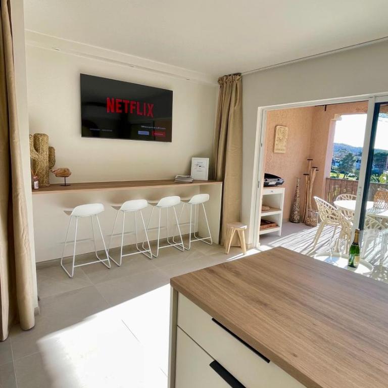 Proche St Tropez refait à neuf bord de plage et piscine - One-Bedroom Apartment - 6
