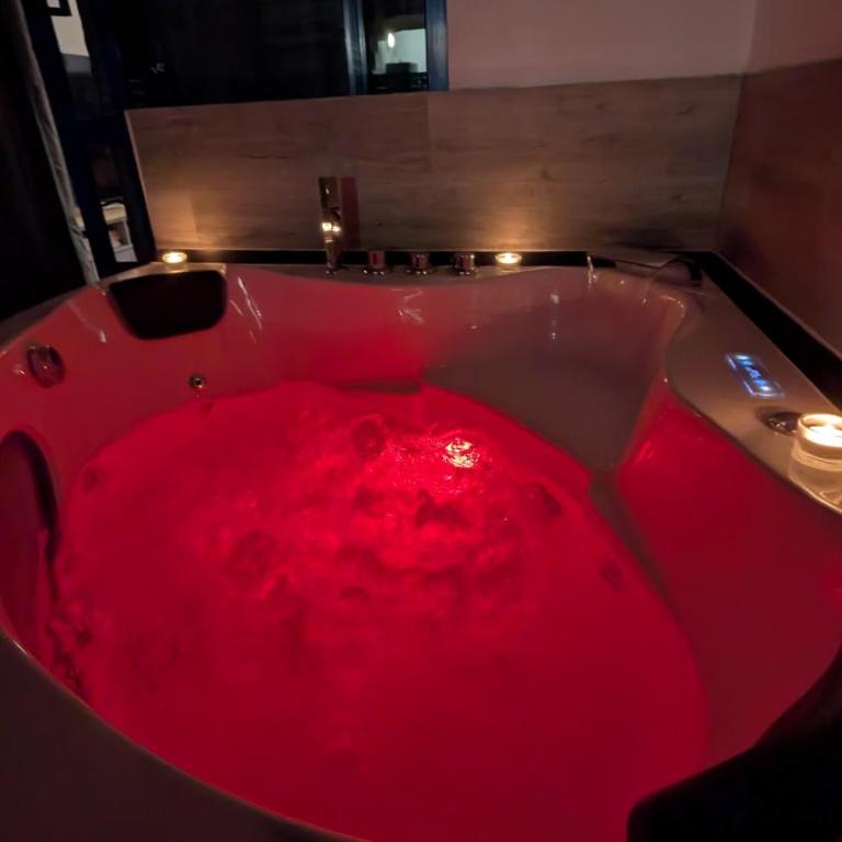 Cosy Bungalow with Terrace & Jacuzzi - One-Bedroom House - 7