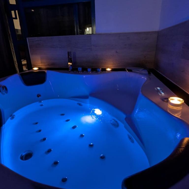 Cosy Bungalow with Terrace & Jacuzzi - One-Bedroom House - 8
