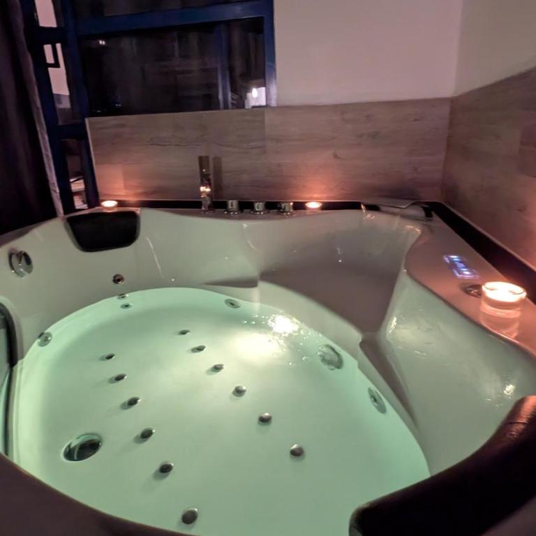 Cosy Bungalow with Terrace & Jacuzzi - One-Bedroom House - 6