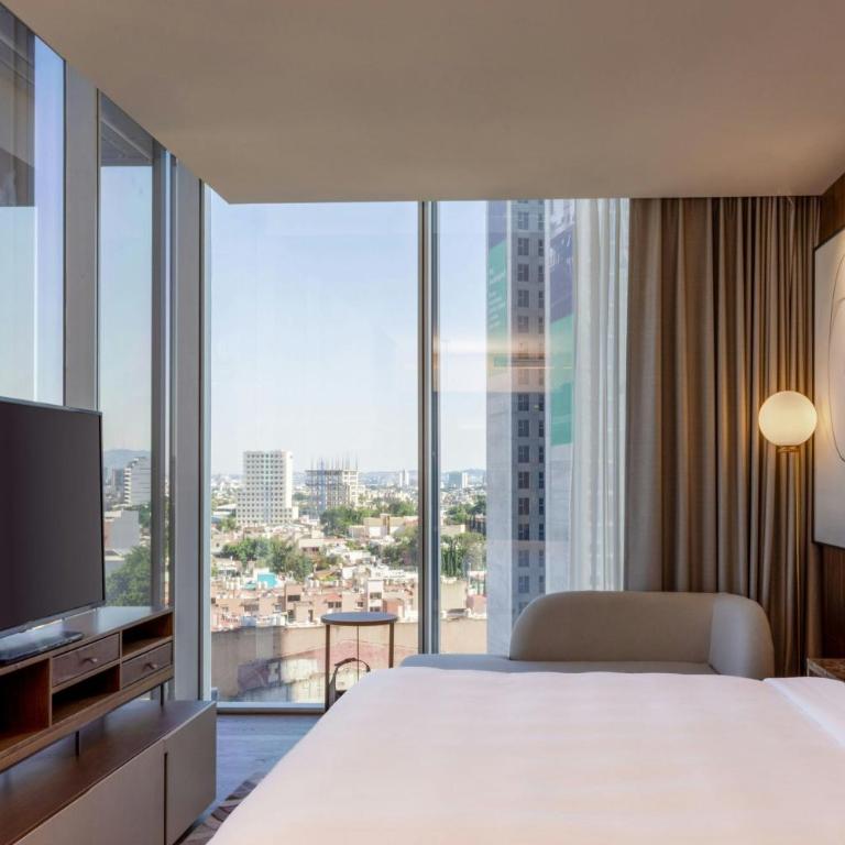 JW Marriott Hotel Guadalajara - Habitación Deluxe Esquinera con 1 cama extragrande y vistas a la ciudad - Planta executive - 7