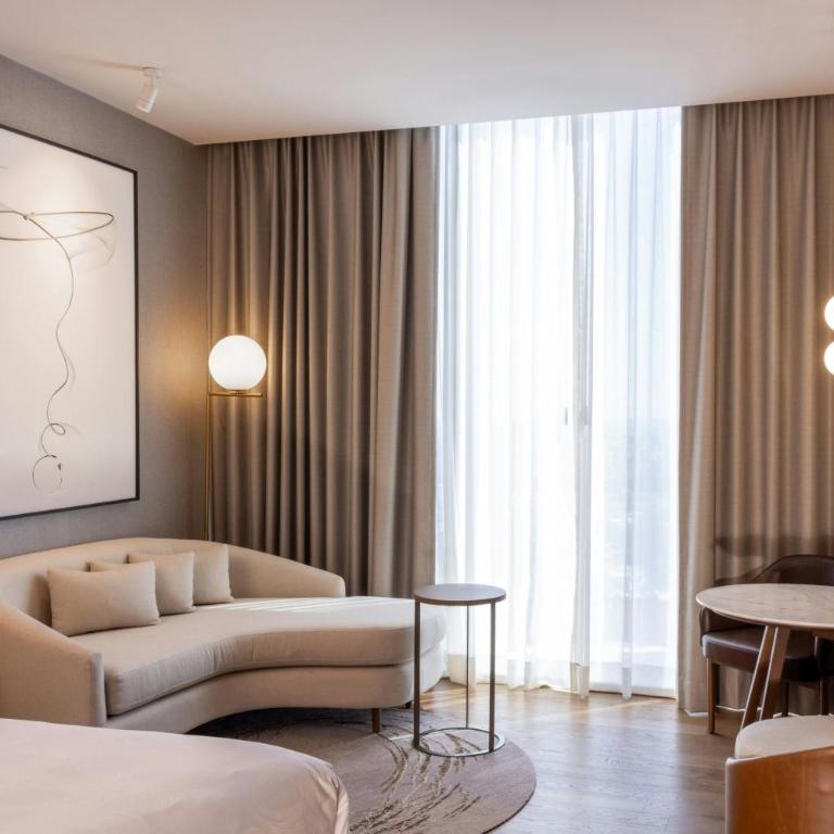 JW Marriott Hotel Guadalajara - Habitación Deluxe con 1 cama extragrande y vistas a la ciudad - Planta executive - 5