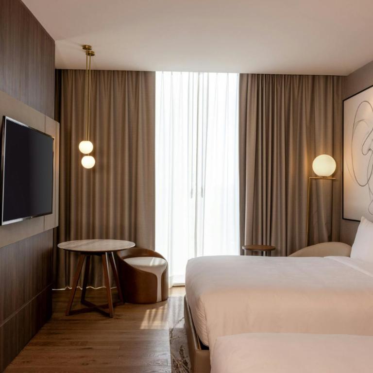 JW Marriott Hotel Guadalajara - Habitación Deluxe con 2 camas grandes y vistas a la ciudad - 5