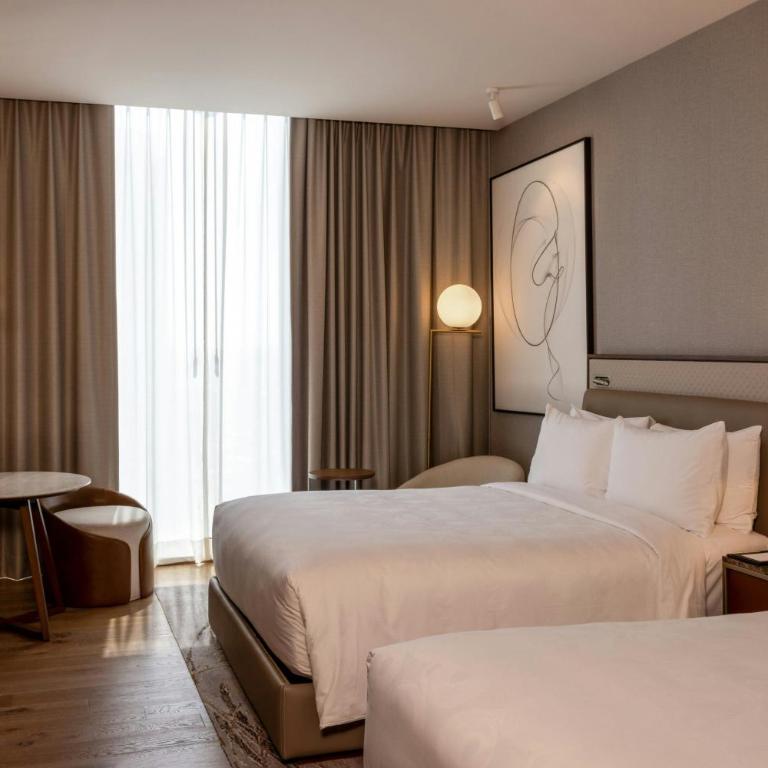 JW Marriott Hotel Guadalajara - Habitación Deluxe con 2 camas grandes y vistas a la ciudad - 6