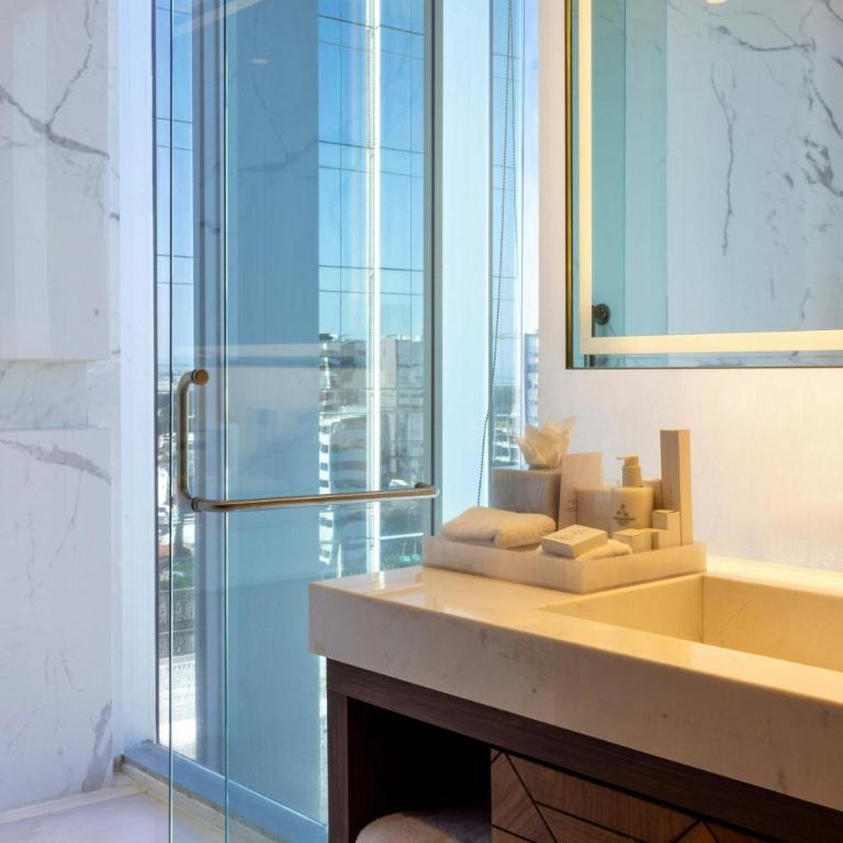 JW Marriott Hotel Guadalajara - Habitación Deluxe Esquinera con 1 cama extragrande y vistas a la ciudad - Planta executive - 9