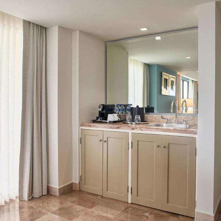 Marriott Puerto Vallarta Resort & Spa - Suite Ambassador más amplia de 1 dormitorio con vistas al mar - 1 cama extragrande - 3
