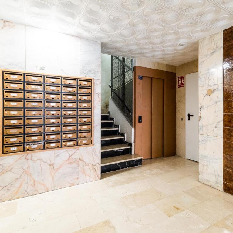 Centro y Confort Junto a Corte Inglés - Three-Bedroom Apartment - 39