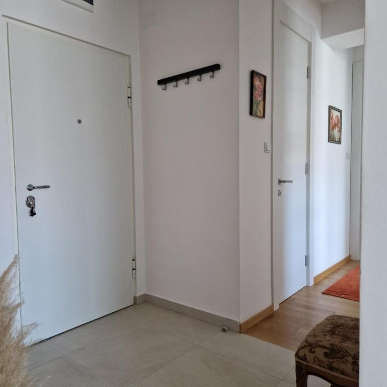 Apartmani Stan na dan 34 - Apartman sa 2 Spavaće Sobe i Balkonom - 11