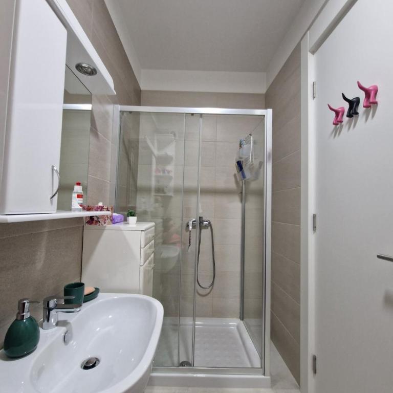 Apartmani Stan na dan 34 - Apartman sa 2 Spavaće Sobe i Balkonom - 18