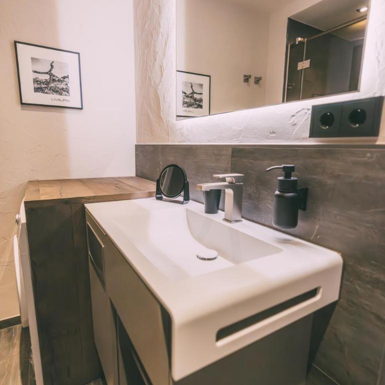 LIVALPIN 2Enjoy - with private Sauna - Two-Bedroom Apartment with Sauna, Balcony and Mountain View - 40