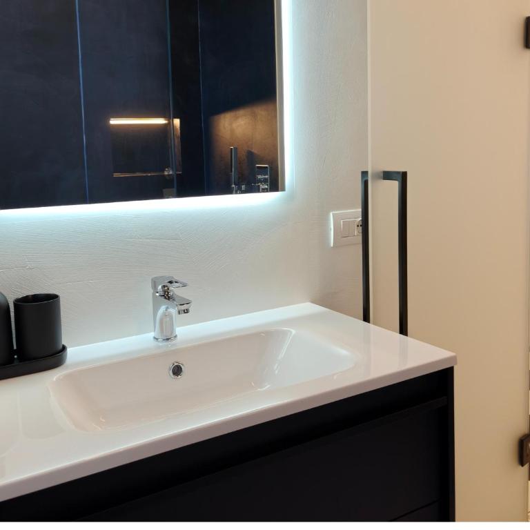 Black and White Apartment in Milan downtown with AC, Wifi and Subway M1 M2 Airoport connected, Central Station - Appartamento Deluxe - 15