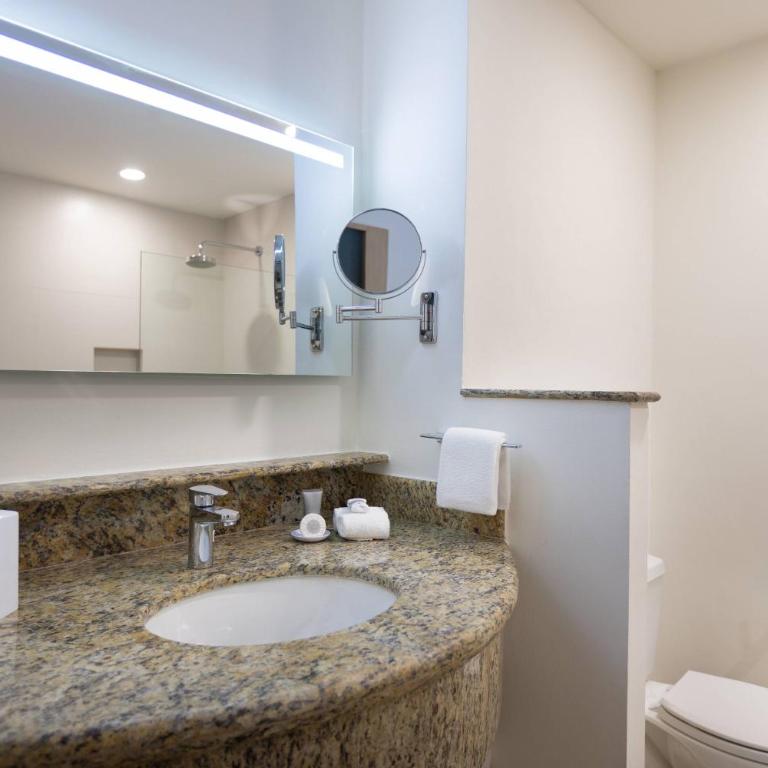 Courtyard by Marriott Cancun Airport - King Room with Airport Transfer - 4