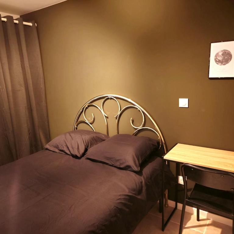 Les chambres de Sandrine avec dans un appartement en collocation - Chambre Double avec Salle de Bains Privative - 1