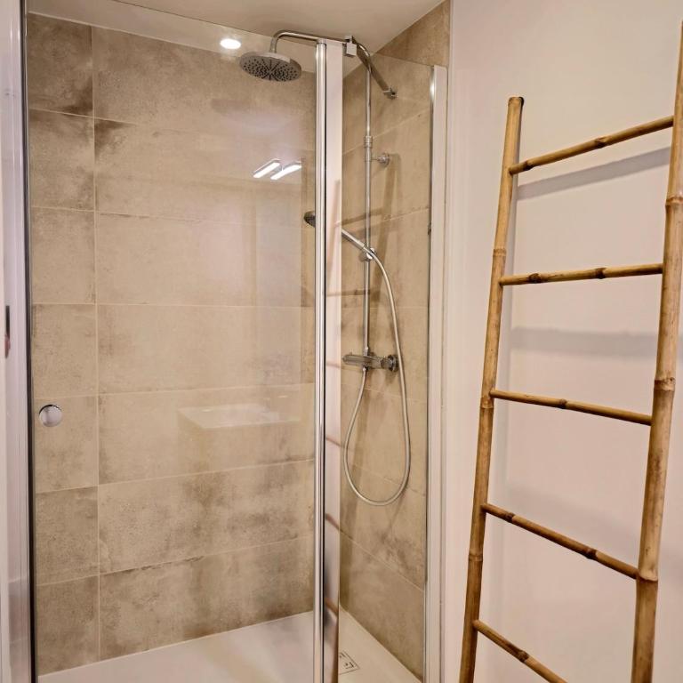 Les chambres de Sandrine avec dans un appartement en collocation - Chambre Double avec Salle de Bains Privative - 15