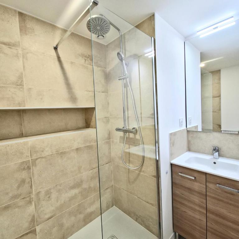 Les chambres de Sandrine avec dans un appartement en collocation - Chambre Double avec Salle de Bains Privative - 9