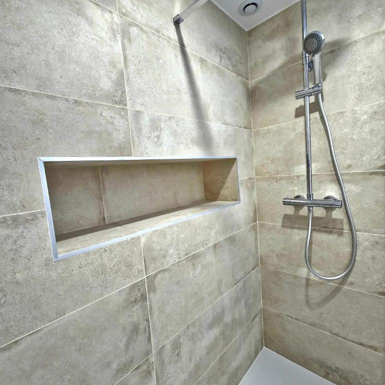 Les chambres de Sandrine avec dans un appartement en collocation - Chambre Double avec Salle de Bains Privative - 10