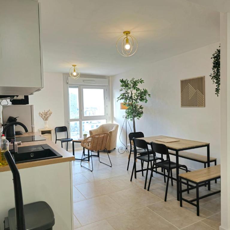 Les chambres de Sandrine avec dans un appartement en collocation - Chambre Double avec Salle de Bains Privative - 13