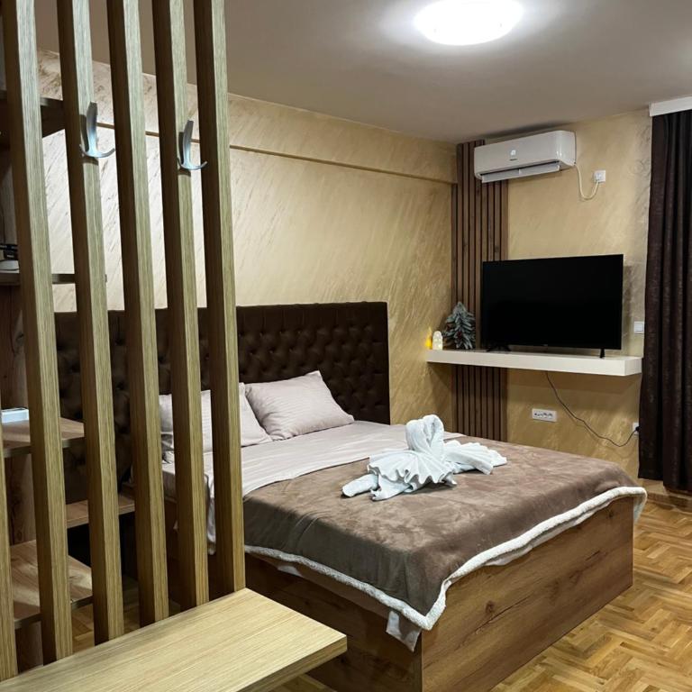 GOLDEN SS Studio - One-Bedroom Apartment with Balcony and Mountain View - 4