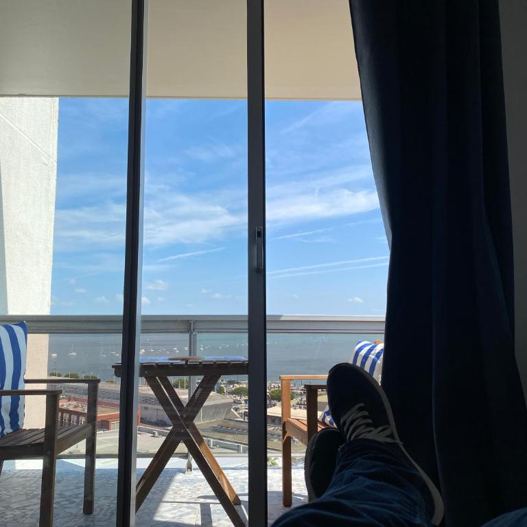 Aux pieds des plages, du port, de la piste cyclable et des commerces de proximité, un studio au dernier étage avec une vue panoramique sur le Bassin d'Arcachon, entièrement rénové, dans une résidence avec piscine - Studio with Balcony - 9