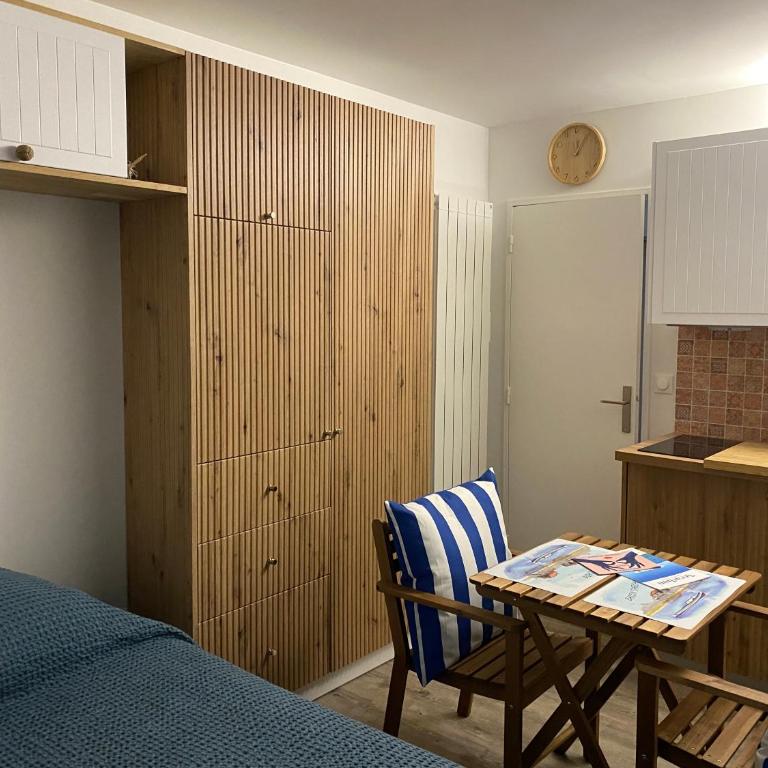 Aux pieds des plages, du port, de la piste cyclable et des commerces de proximité, un studio au dernier étage avec une vue panoramique sur le Bassin d'Arcachon, entièrement rénové, dans une résidence avec piscine - Studio with Balcony - 2