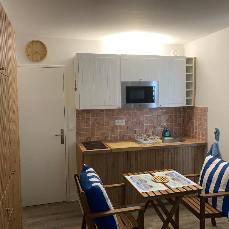 Aux pieds des plages, du port, de la piste cyclable et des commerces de proximité, un studio au dernier étage avec une vue panoramique sur le Bassin d'Arcachon, entièrement rénové, dans une résidence avec piscine - Studio with Balcony - 4