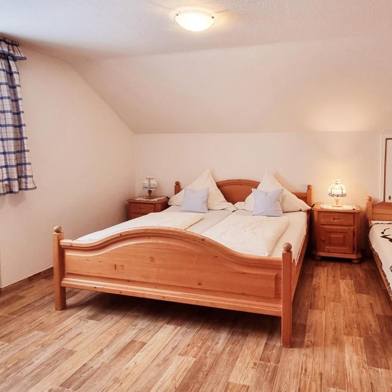 Gschwenderhaus Ferienwohnungen - Apartment mit 3 Schlafzimmern und Balkon - 11