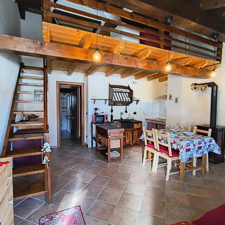 Petit Royal - Maisons de Charme Valle d'Aosta - Appartamento per 6 persone - con Balcone, Giardino e Soppalco - Appartamento con 2 Camere da Letto - 53